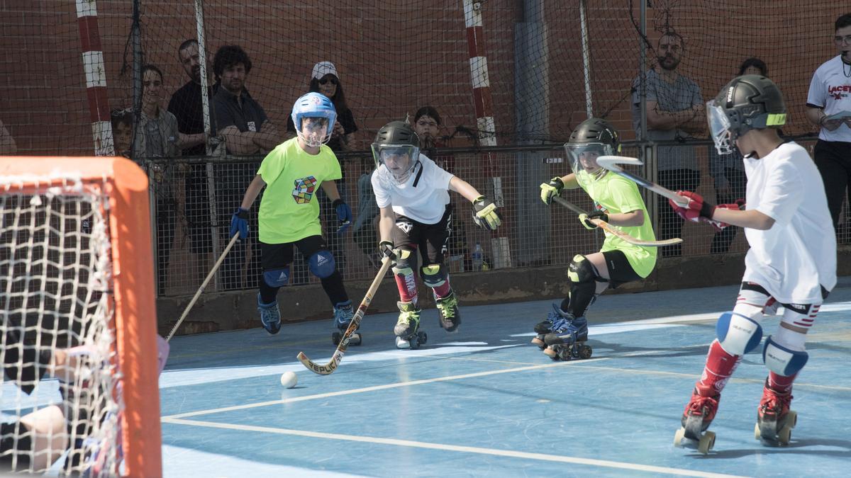 Joves jugadors d'hoquei patins van disputar partits de 3x3 a la pista exterior del Pujolet