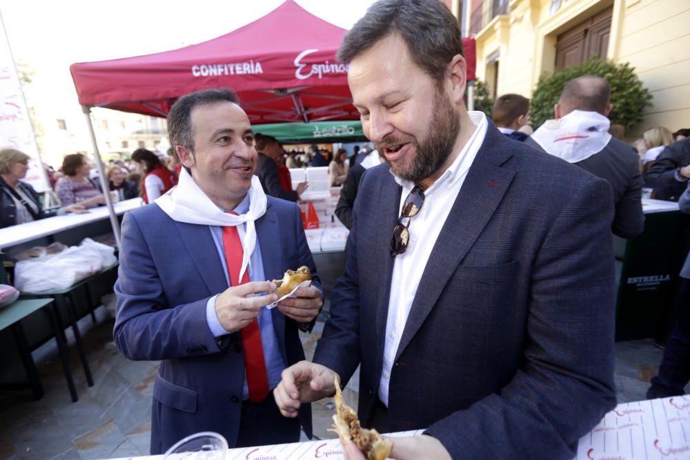 Presentación del cartel del Entierro de la Sardina y posterior reparto de pasteles de carne