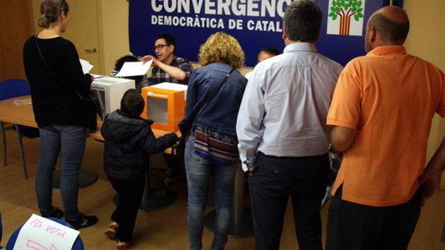 Cua de militants durant la votació.