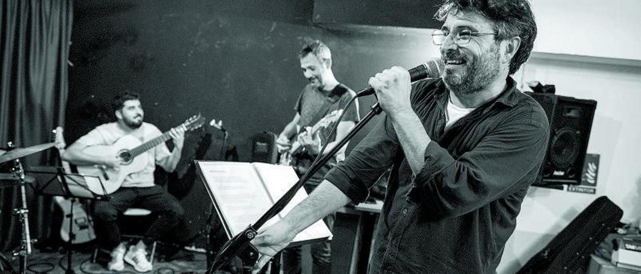 Jordi Évole y, al fondo,  los guitarristas Javi López  y Jacob Carrasco, en un ensayo .