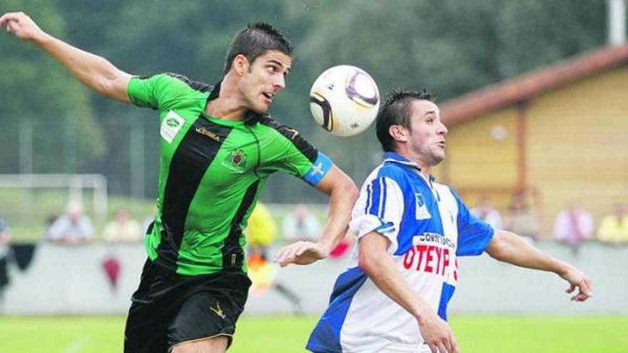 Miguel, del Uni, despeja ante un jugador del Tuilla.