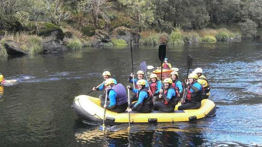 Participantes en el rafting por el Ulla que hizo Senderuta el domingo.