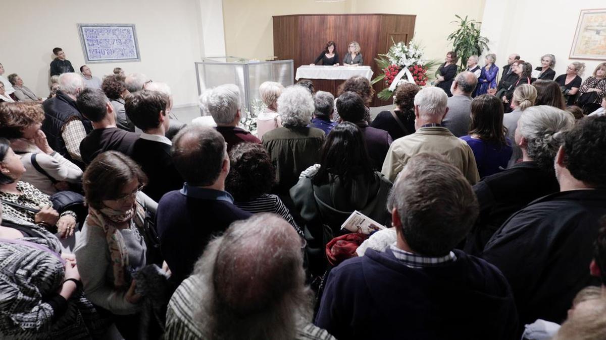 Una ceremonia religiosa en el tanatorio de Son Valentí.