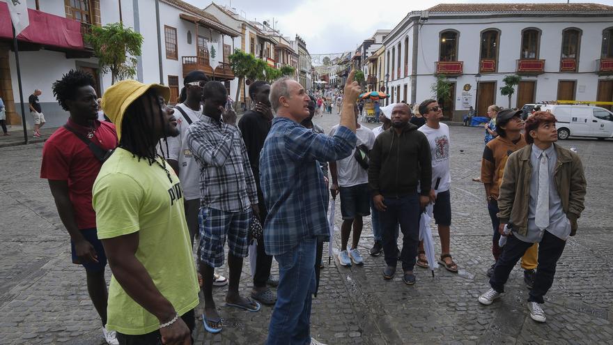Del Canarias 50 rumbo a Teror: un grupo de jóvenes migrantes descubre la historia de Las Fiestas del Pino