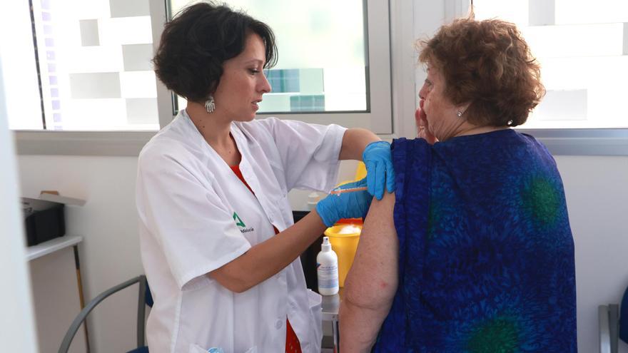 Comienza la vacunación contra el covid y la gripe con los virus al alza