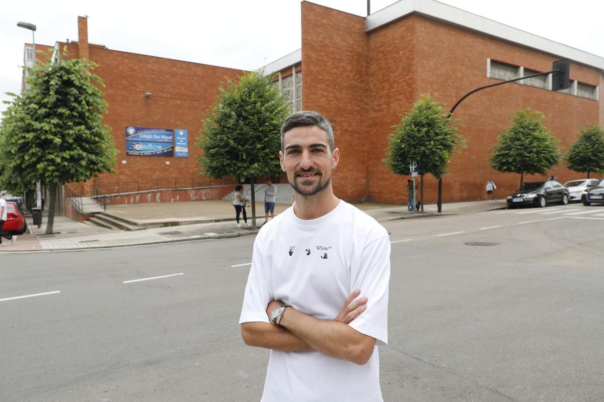 Borja López, en el colegio San Miguel, donde empezó a jugar al fútbol.