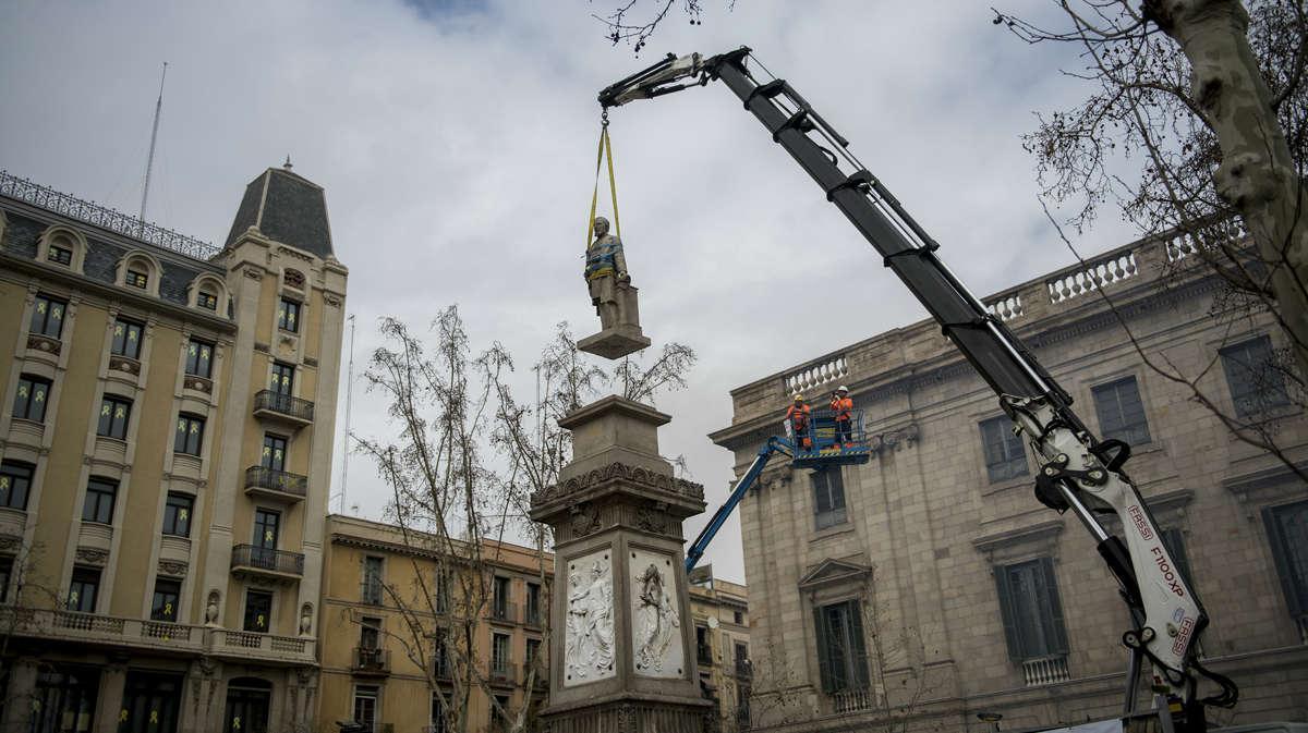 Un momento de la retirada de la estatua.