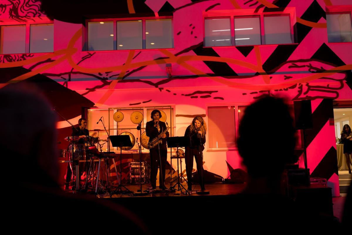 La inauguració va incloure un concert de Llibert Fortuny, Mireia Farrés i Dan Arisa