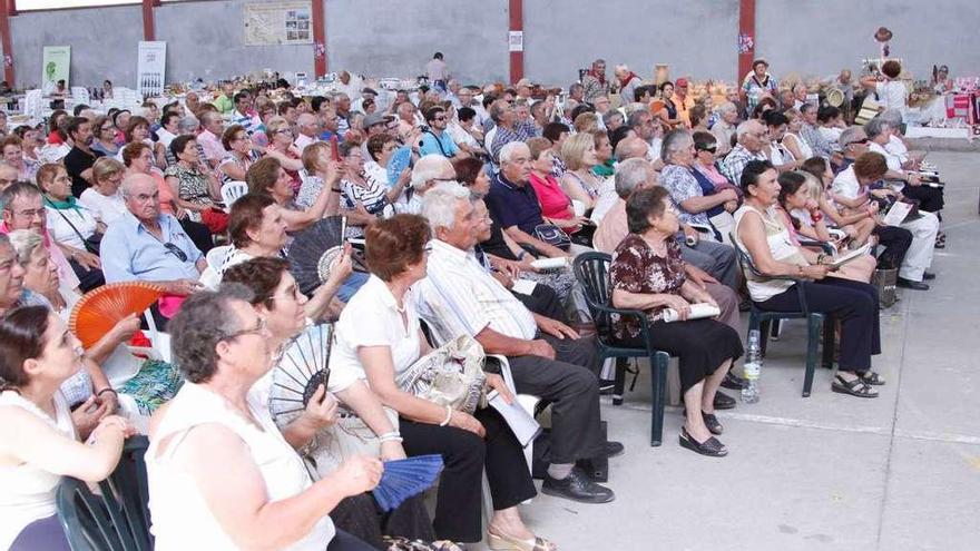 Cientos de mayores de Zamora, Salamanca y Portugal siguen a los &quot;artistas de la frontera&quot;.