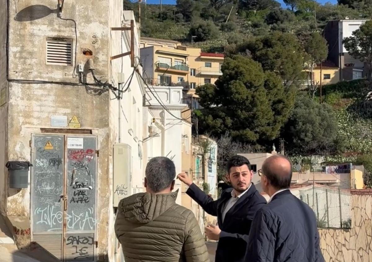 L'alcalde de Portbou amb tècnics mirant les instal·lacions de l'enllumenat públic.