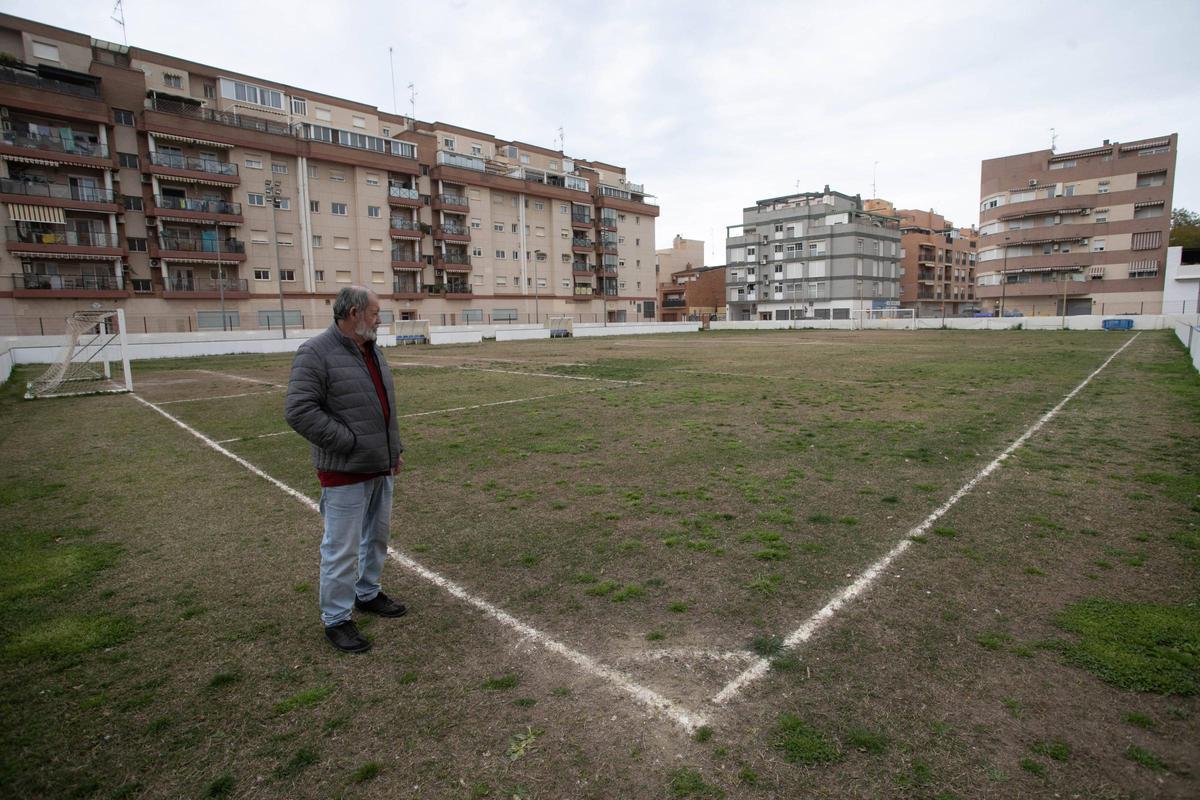 El presidente del club muestra el estado del terreno de juego.