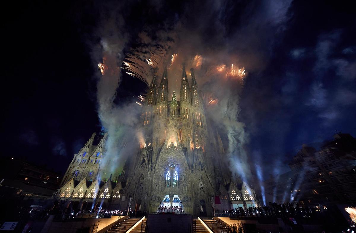 Focs d'artifici al capdamunt de la Sagrada Família durant l'acte de benedicció del Papa de la Torre de Jesús.