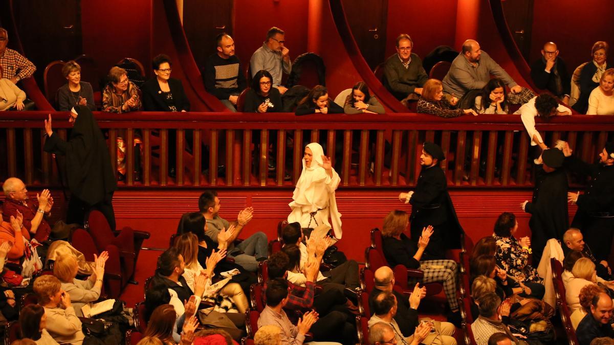 Un momento de la representación de &quot;El Tenorio&quot; de Elda en el Teatro Castelar.