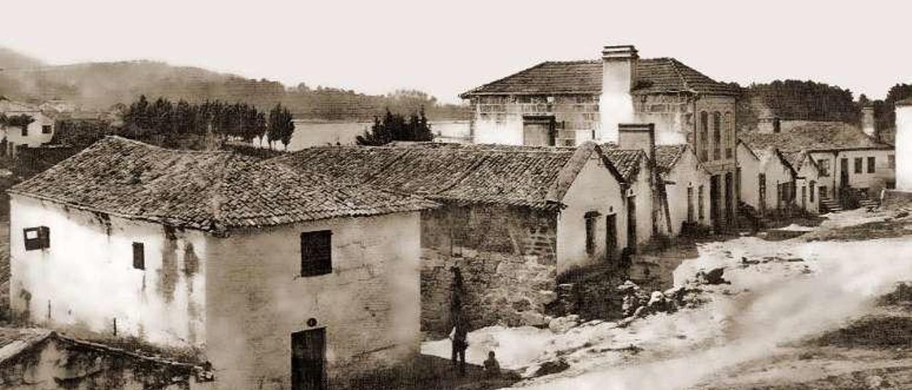 Calle San Roque de Abaixo en una imagen captada por Novás Rarís en 1920. // Lorenzo Novás Rarís (Colección de José Pidre Novás)/ As Moureiras dos nosos abós.