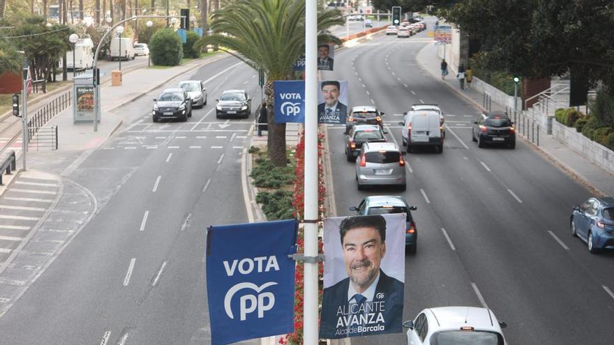 Las decenas de banderolas electorales de Barcala, fuera de las farolas de Alicante por incumplir la ley