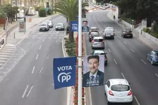 Las decenas de banderolas electorales de Barcala, fuera de las farolas de Alicante por incumplir la ley