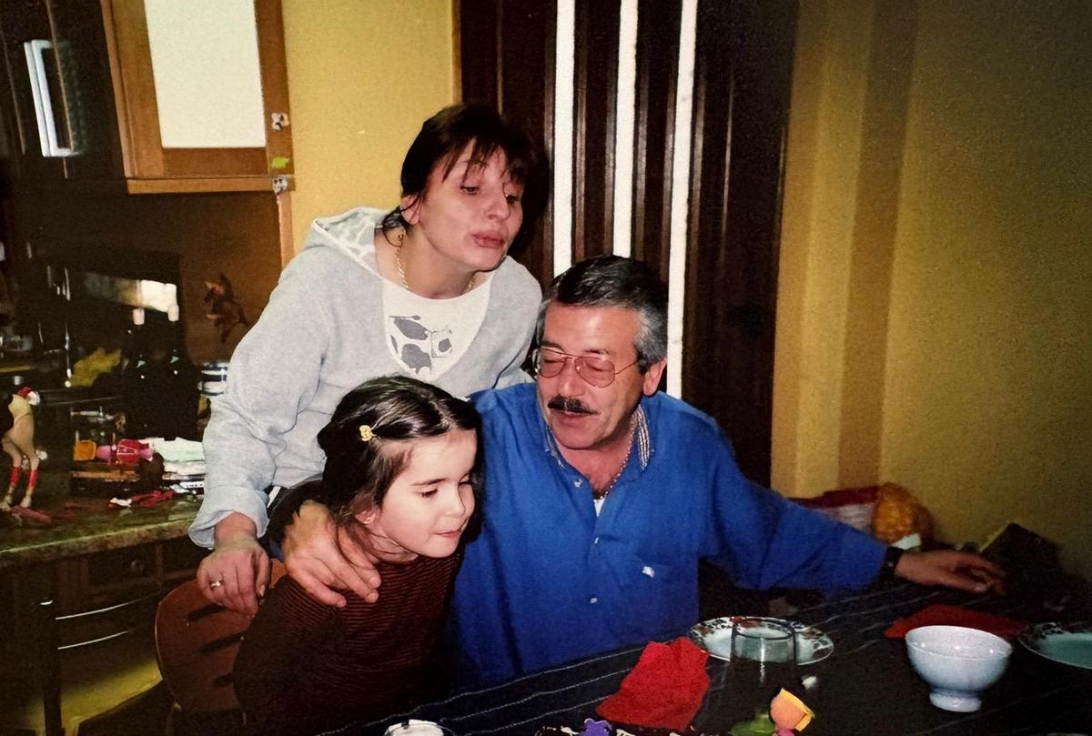 Carla, junto a sus padres cuando era niña.