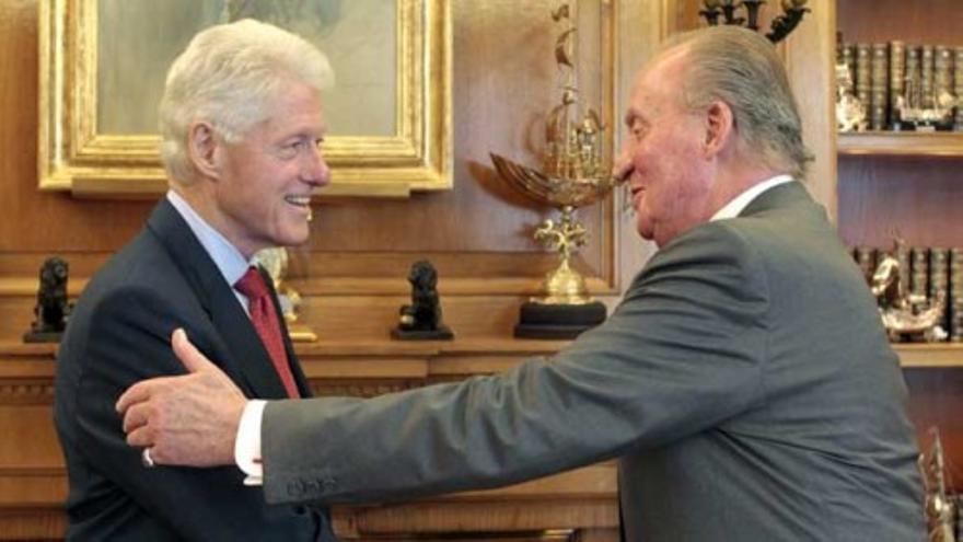 El Rey Don Juan Carlos se reúne con Bill Clinton en la Zarzuela