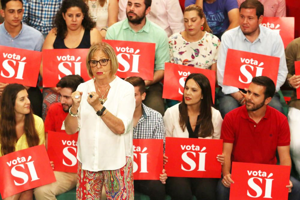 Pedro Sánchez concluye su jornada de campaña en Málaga con un mitin en la Facultad de Derecho de la universidad malagueña.