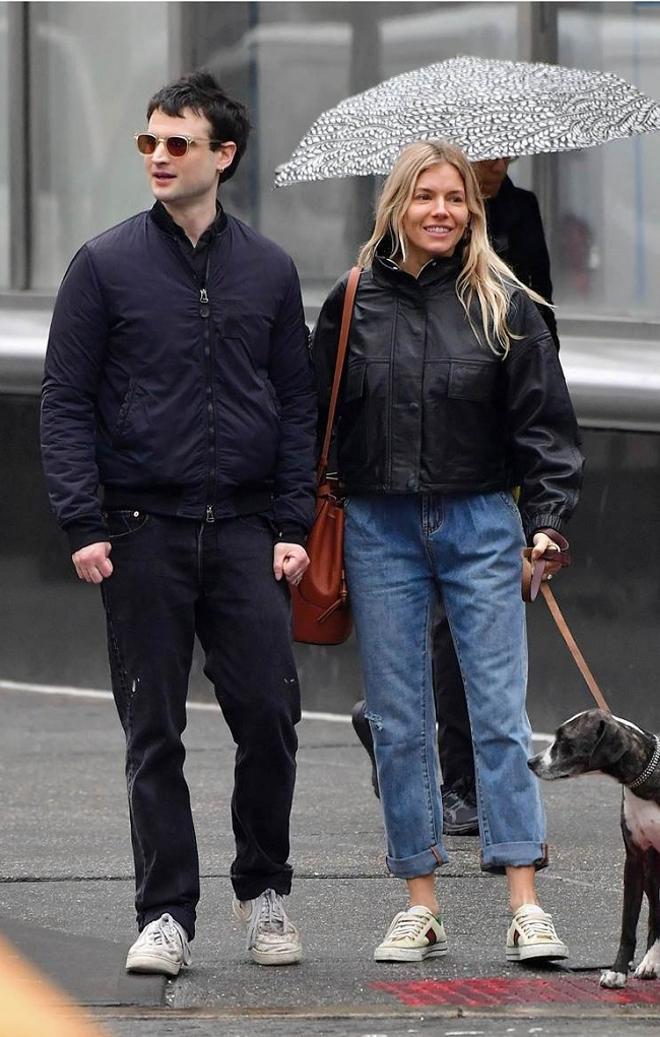 Sienna Miller con chaqueta biker de piel de Mango