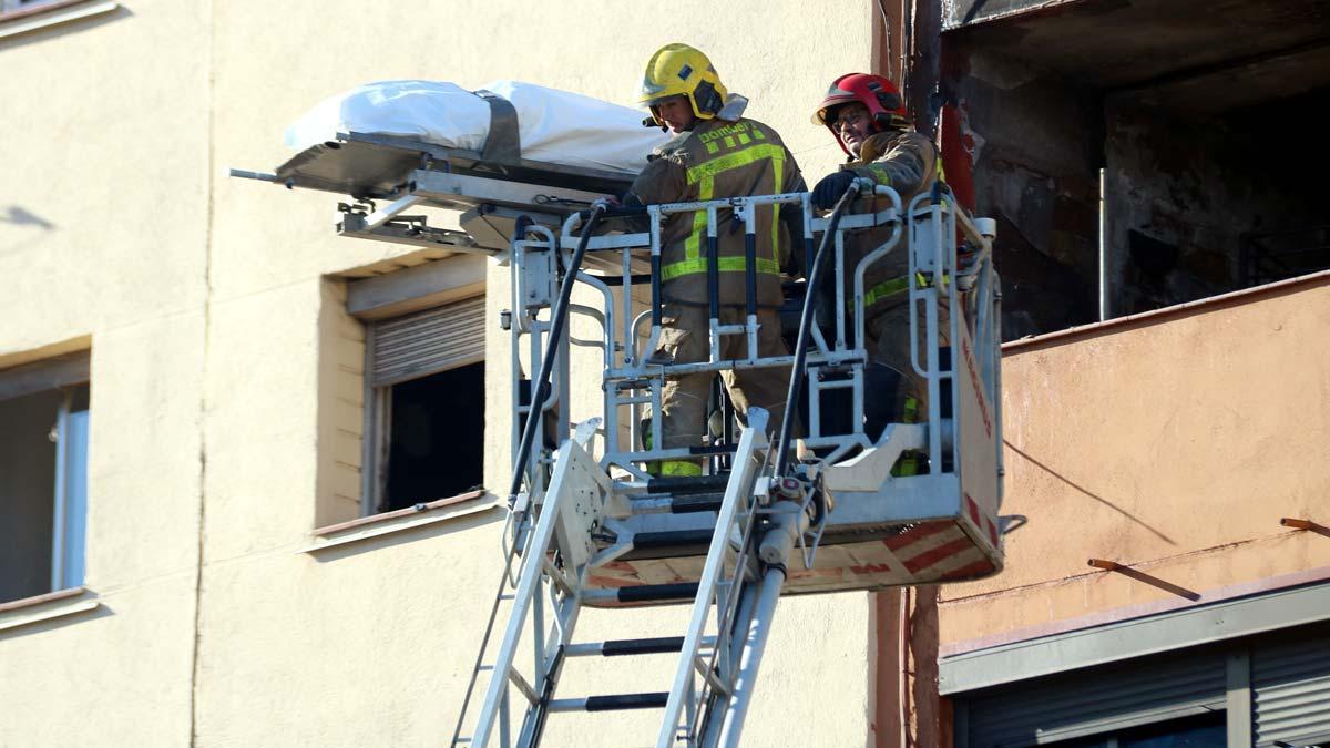 Los bomberos sacan por la ventana a las tres víctimas mortales del incendio de esta mañana en Badalona