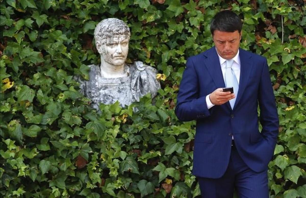 fsendra26541743 italian prime minister matteo renzi uses his mobil160529173732