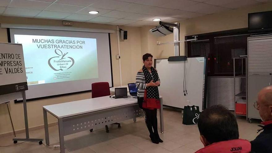 Manuela Gómez, en un momento del taller celebrado en Luarca.