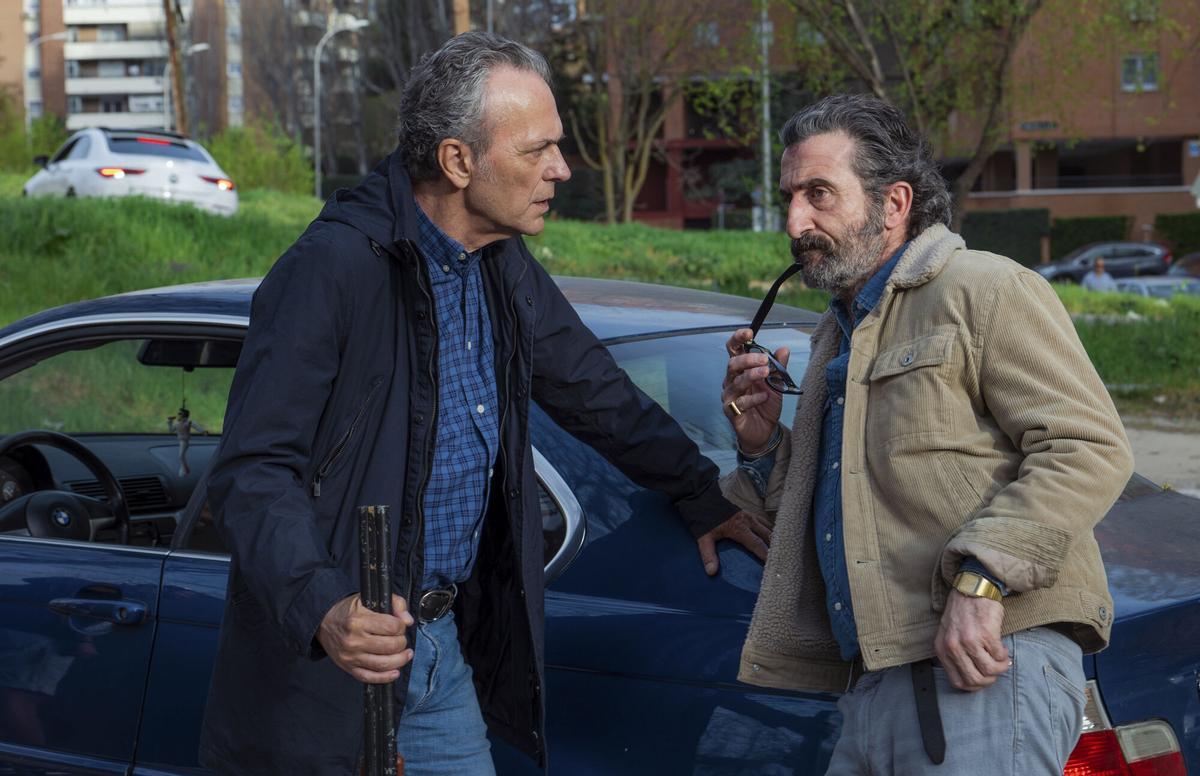 Fotograma de la segunda temporada de 'Entrevías' con José Coronado y Luis Zahera.