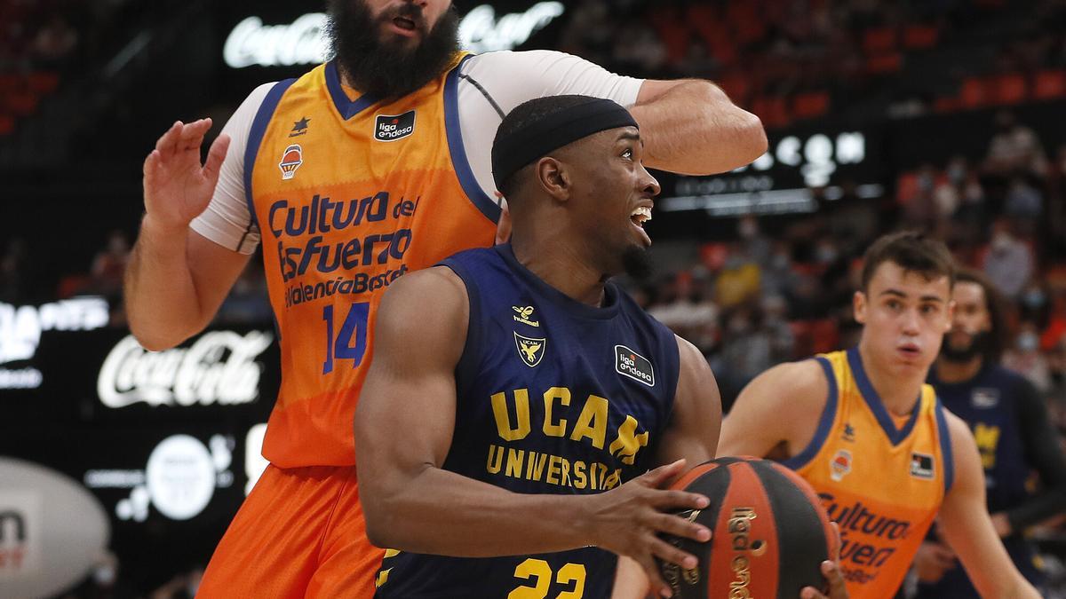 Isaiah Taylor, del UCAM Murcia CB, durante el partido de esta temporada en la Fonteta.