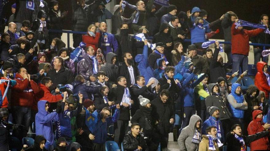 Los aficionados azules celebran el gol del empate del Oviedo.