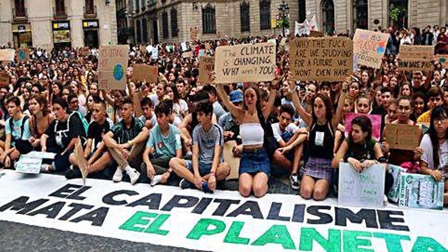 Mobilització estudiantil a Barcelona per denunciar que  el «capitalisme mata el planeta»