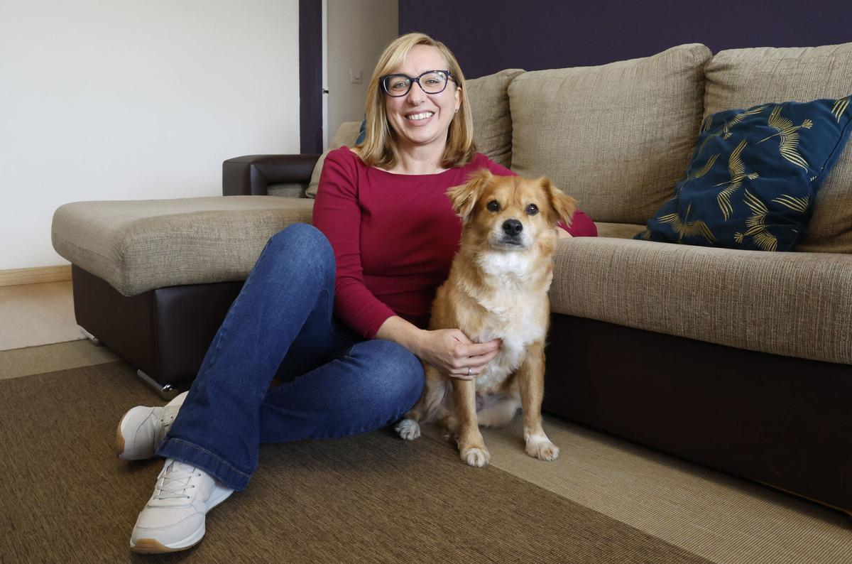 Gladys, que padece el síndrome de Ehlers-Danlos, con su perro Yosi.