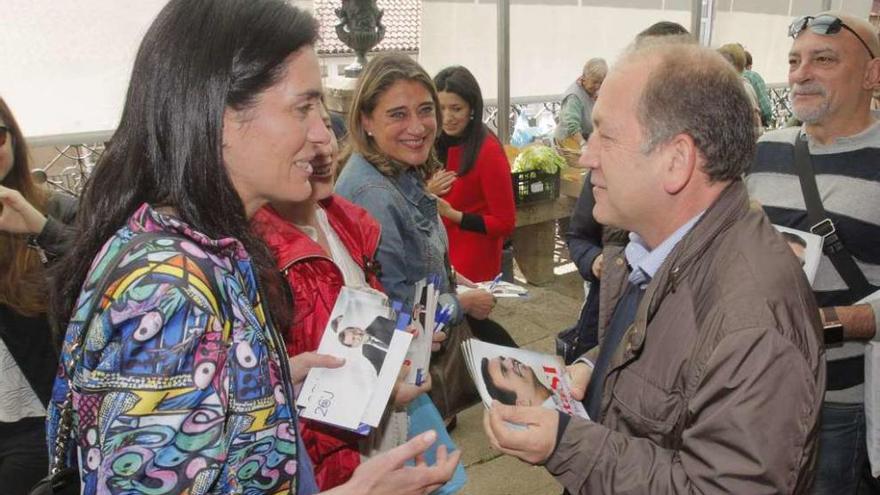 Paula Prado (PP) y Leiceaga coinciden, ayer, en el reparto de propaganda en Santiago.