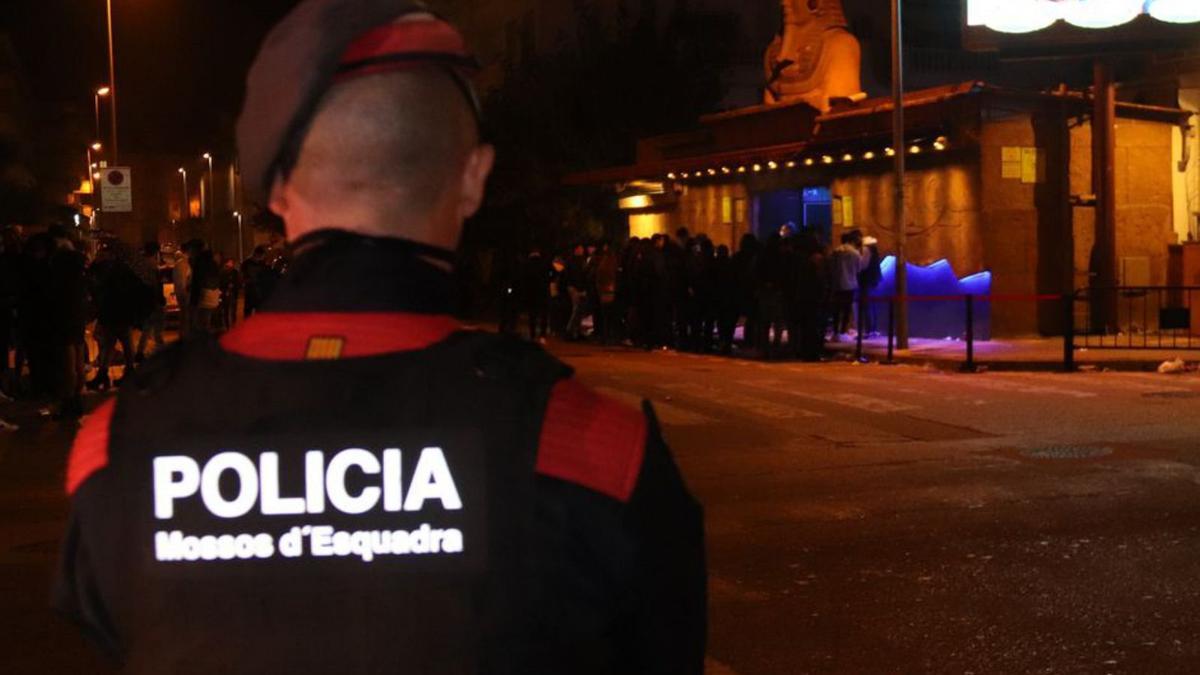 Diversos agents dels Mossos d’Esquadra escorcollant a joves a l’estació de tren de Blanes. | ACN