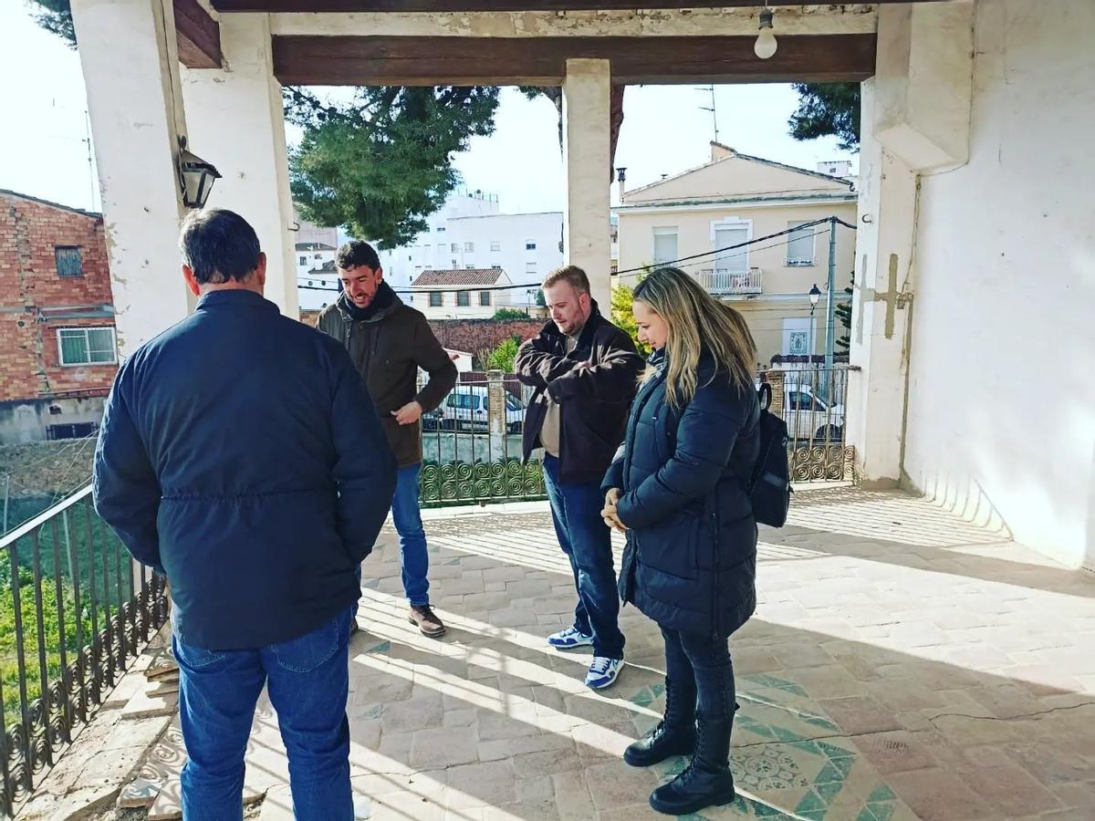 Una representación municipal examinó el inicio de las obras.