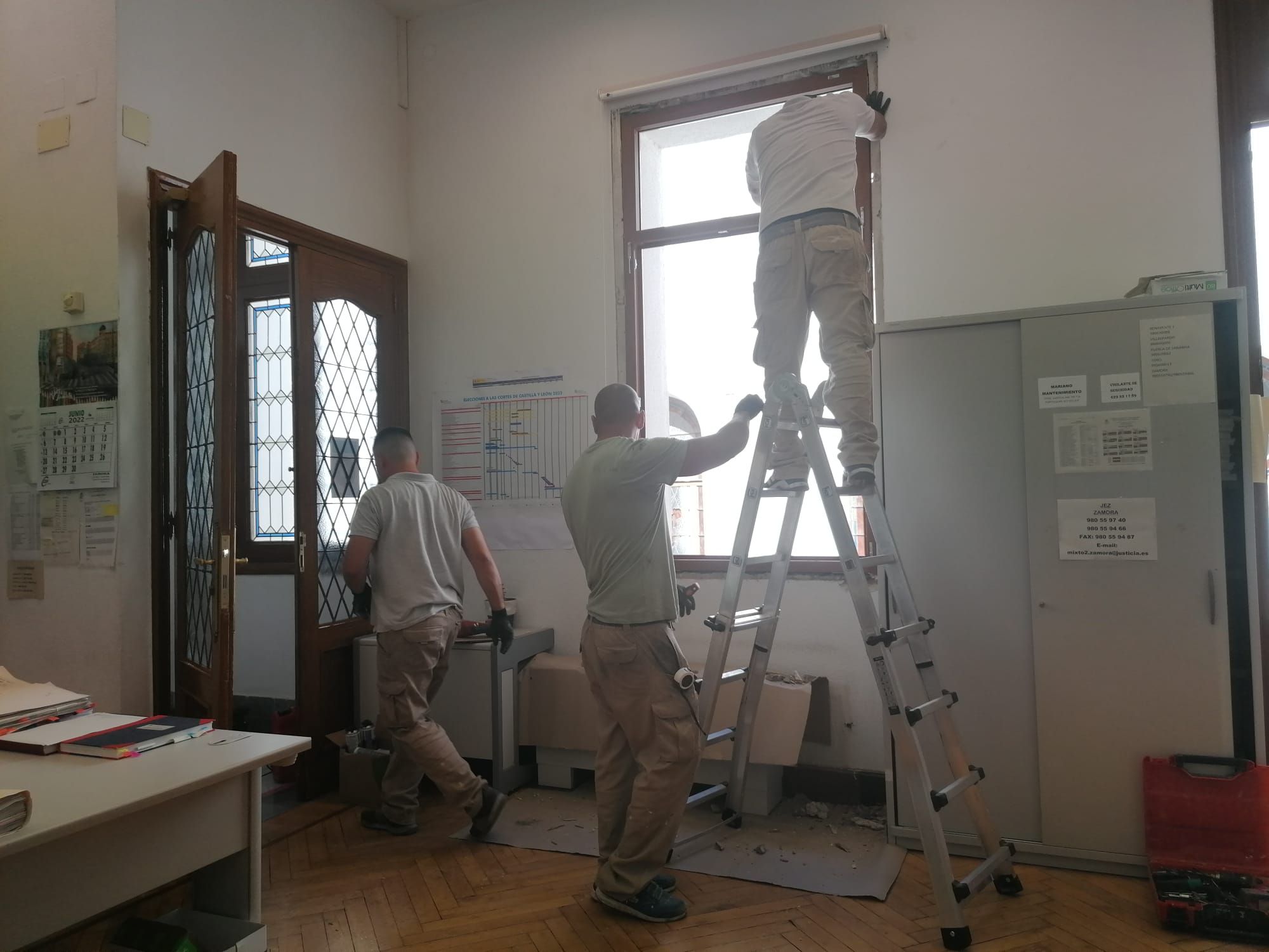 Los operarios instalan una de las nuevas ventanas en la oficina de penal de la Audiencia.