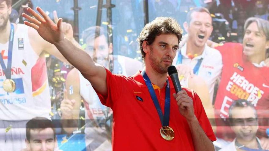 Pau Gasol saluda a los aficionados que recibieron a España en la plaza del Callao.