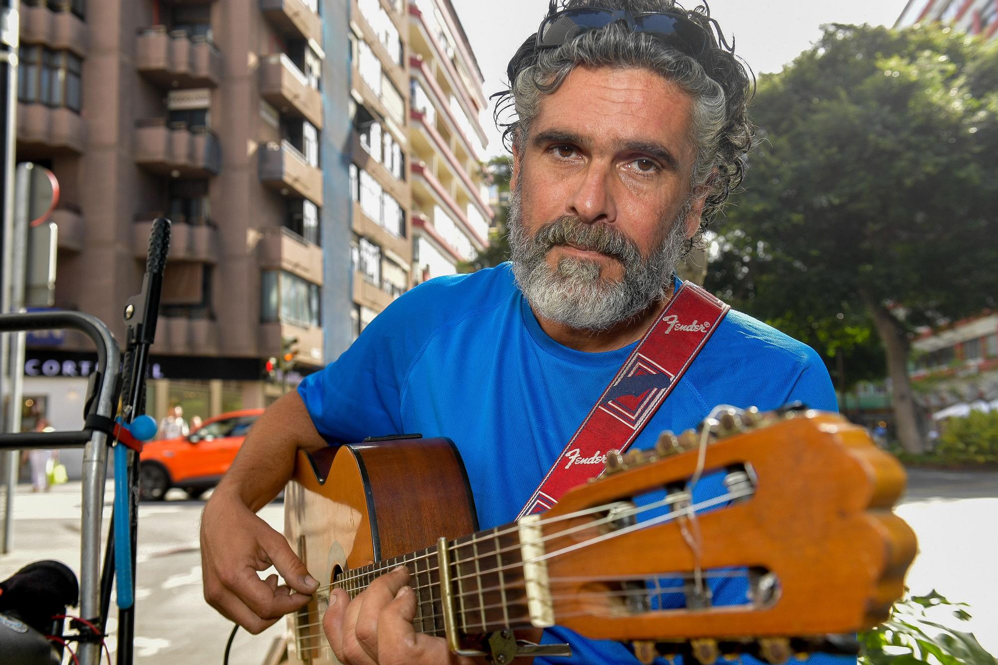 El músico callejero Fredy lleva 22 años tocando en las calles de la capital grancanaria.