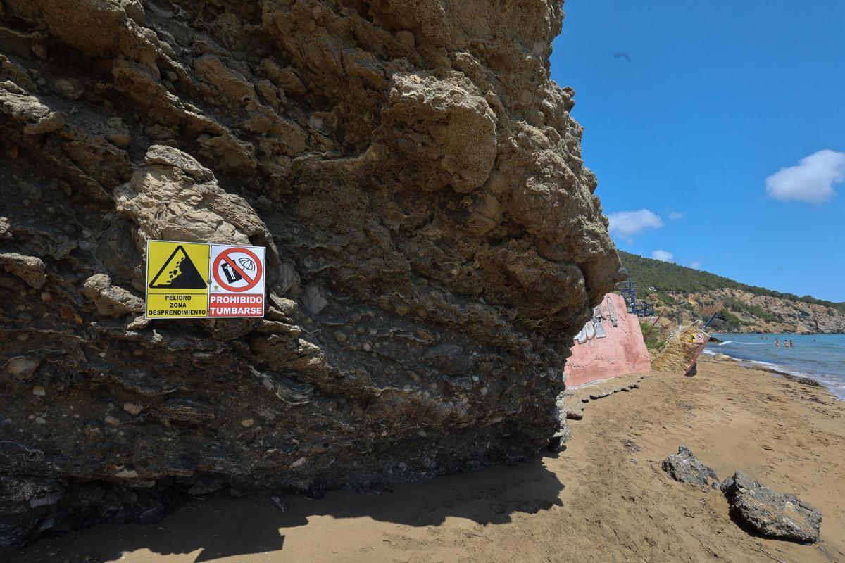 Todas las imágenes de la playa de Aigües Blanques, cerrada por peligro de desrrumbamiento