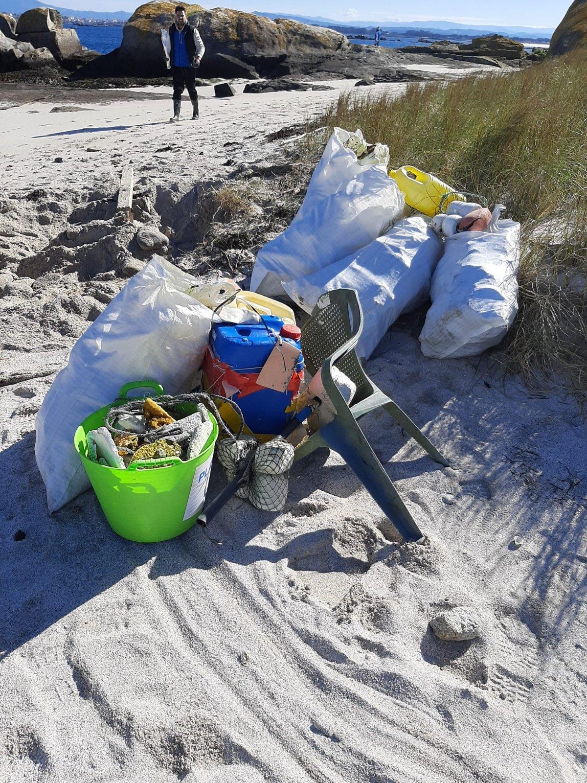 Así se elimina basura en los fondos marinos y la costa del islote Guidoiro Pedregoso.
