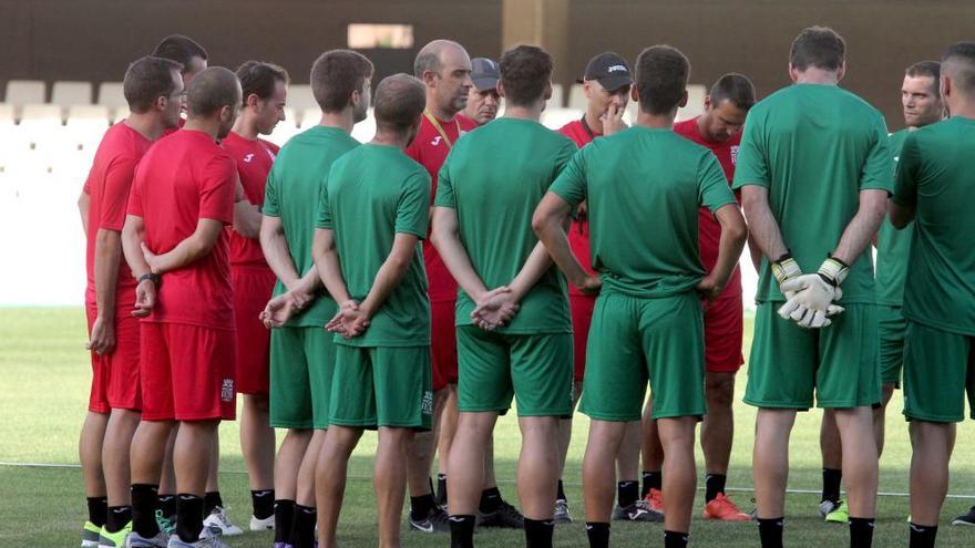 Alberto Monteagudo, el entrenador del FC Cartagena, rodeado de sus jugadores en un entrenamiento.