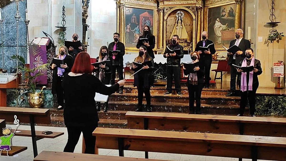 Una de las grabaciones en la iglesia del Carmen de Renueva. | E. P.
