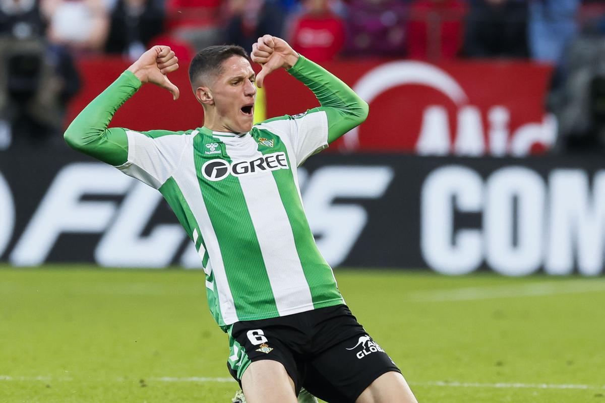 Sergi Altimira celebra tras marcar el 0-2 durante el partido de LaLiga entre Sevilla FC y Real Betis celebrado este domingo en el Estadio Ramón Sánchez-Pizjuán