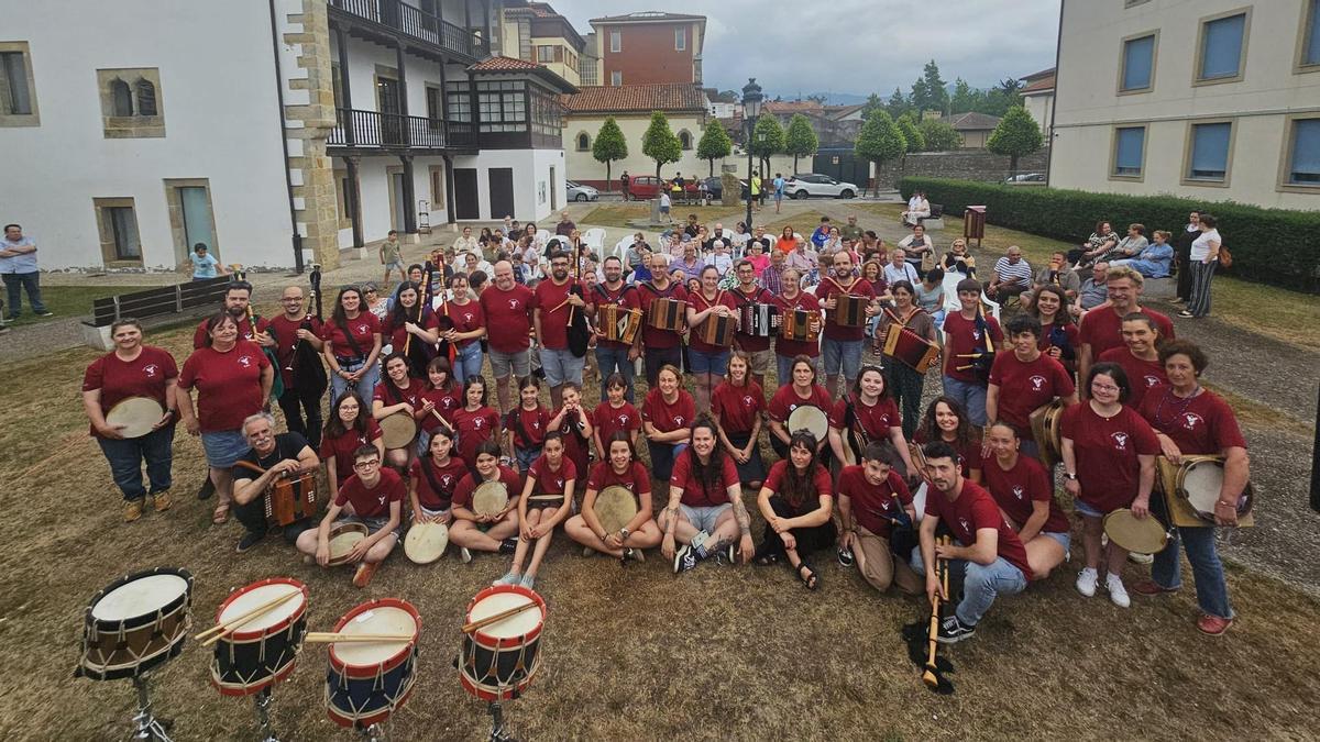 Alumnos y profesores, en la Plaza de la Poesía de Villaviciosa.