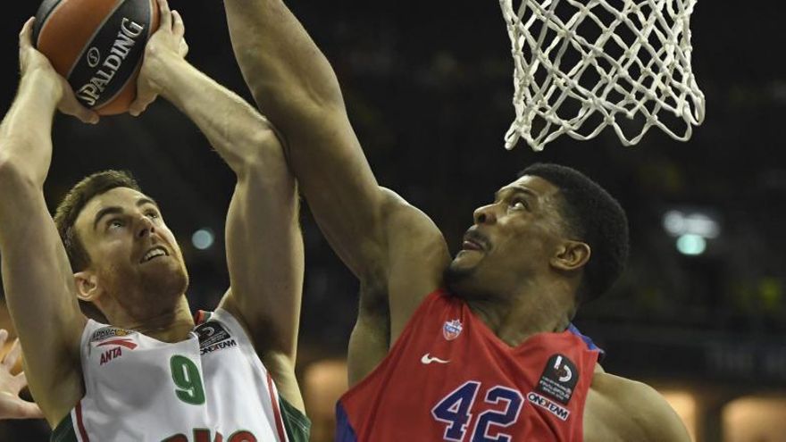 Kyle Hines, del CSKA Moscú, en acción contra Víctor Claver.