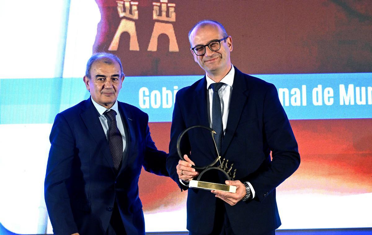 Víctor Marín consejero de Educación, junto a Juan Antonio Pedreño, presidente de Ucoerm.