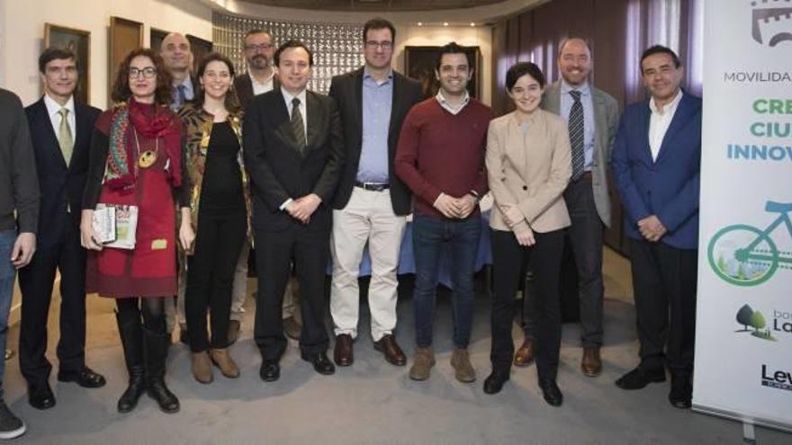 Los asistentes al desayuno de trabajo posaron para la foto oficial.