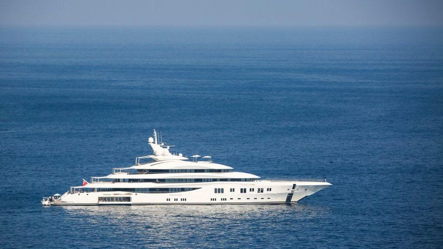 El &#039;Lady Lara&#039; navega por Ibiza: así es el superyate que se vende por 230 millones