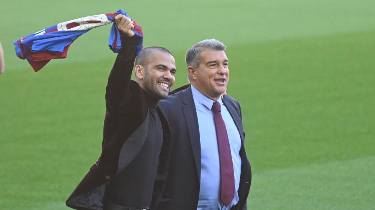 Dani Alves y Joan Laporta en la presentación del jugador en el Camp Nou.