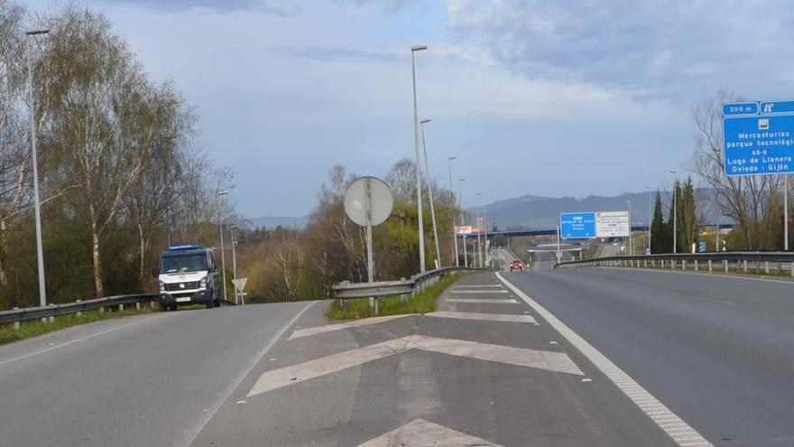 Circula en sentido contrario en Lugo de Llanera para escapar de la Guardia Civil